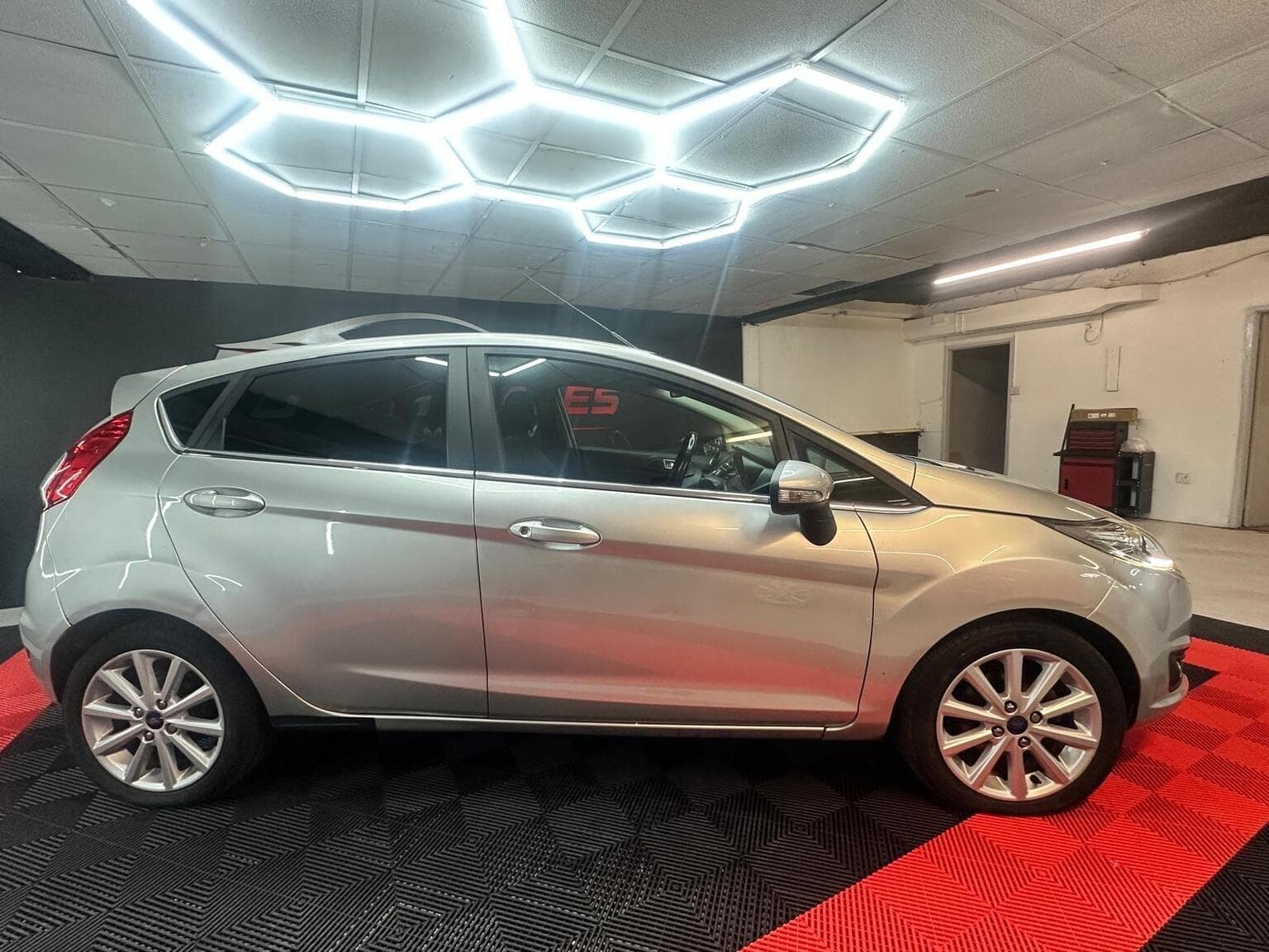 Ford Fiesta 1.0T EcoBoost Titanium Euro 6 (s/s) 5dr — photo 16