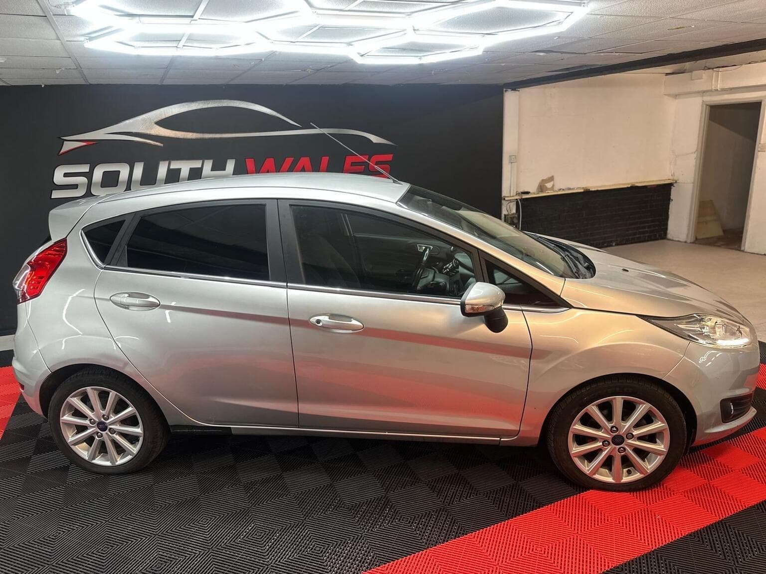 Ford Fiesta 1.0T EcoBoost Titanium Euro 6 (s/s) 5dr — photo 17